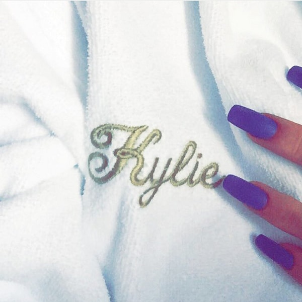 Популярность ногти-гробики получили блпгодаря Кайли Дженнер, американской моделе, участница телешоу «Семейство Кардашян».