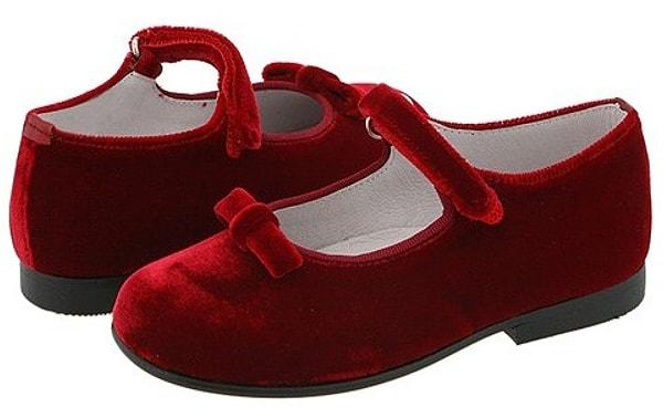 28. Kırmızı ayakkabı ve manto