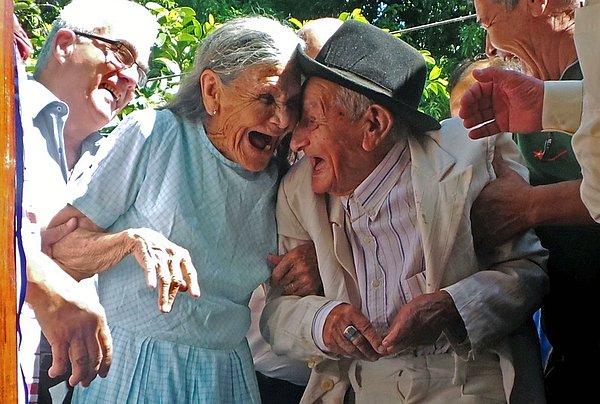 12. Paraguay ve Bolivya arasındaki Chaco Savaşı'na katılmış olan Paraguaylı Anacleto Escobar ve eşi Cayetana Roman, Escobar'ın 100. doğum günü kutlaması sırasında gülümsüyorlar. 7 Ocak 2015.