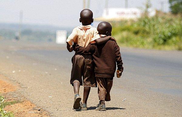 15. Kenya'nın başkenti Nairobi'nin batısında yer alan Kogelo köyünde yaşayan iki çocuk, öğle yemeği için okuldan eve yürüyorlar. 16 Temmuz 2015.