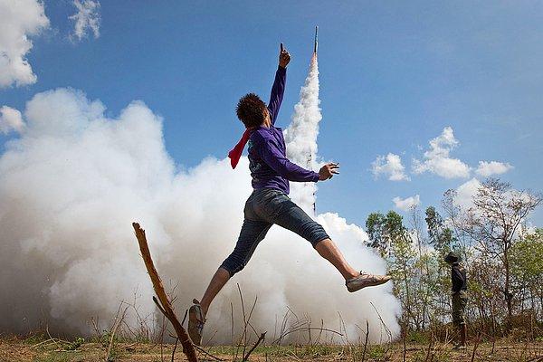 24. Tayland'ın Yasothon eyaletinde düzenlenen Bun Bang Fai Roket Festivali sırasında, roketi havaya fırlatılan bir genç neşeyle zıplıyor. 10 Mayıs 2015.