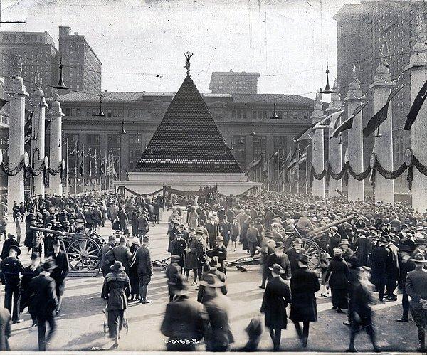10. I. Dünya Savaşı sırasında, New York'ta Alman askerlerin kasklarından yapılan bir piramit, 1918.