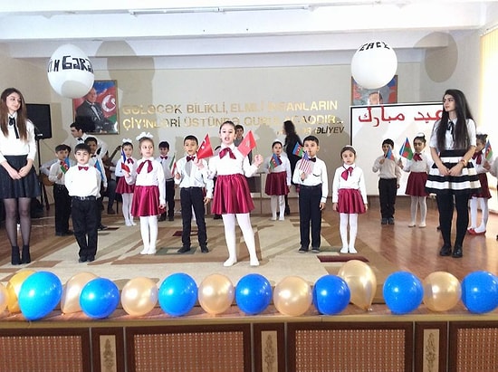 Bakü'de Öğrenciler Dünyaya Barış Gerekir Dediler