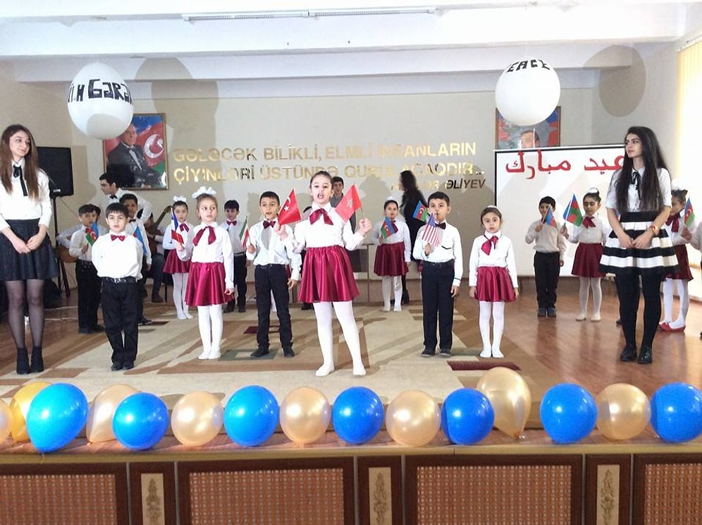 Bakü'de Öğrenciler Dünyaya Barış Gerekir Dediler