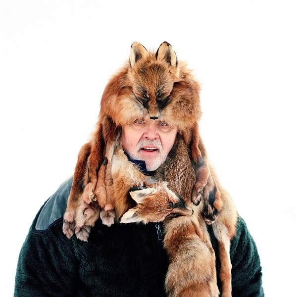 Охотник продает шкуры на зимней ярмарке в Йокмокке