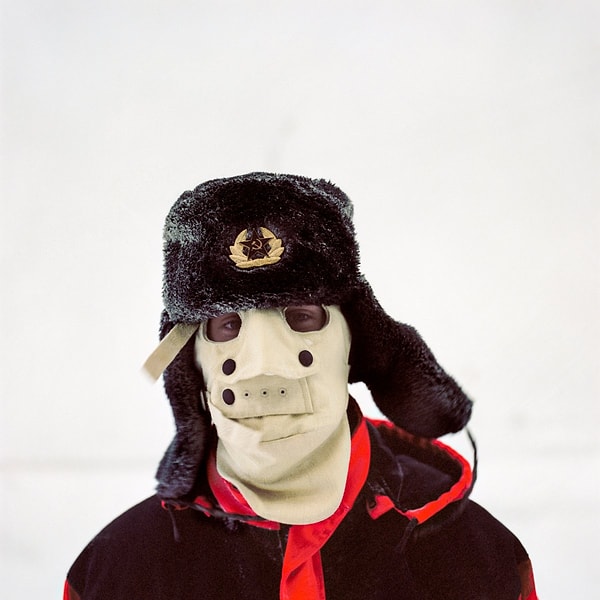 Житель исландского городка Рьойвархьопън пробует защитную маску от холода