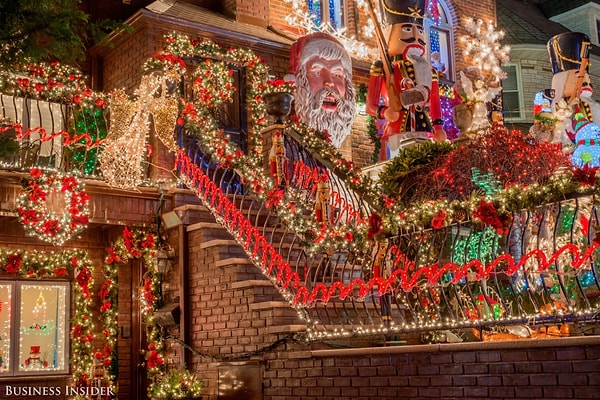 3. Другие – представляют из себя полномасштабную инсталляцию с изобилием огней, Сант и Щелкунчиков.