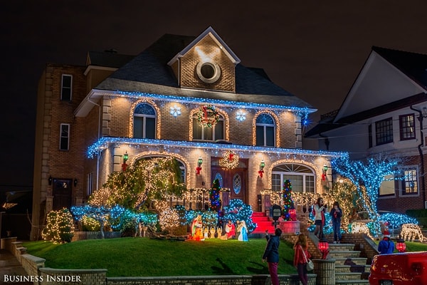 4. Эта традиция берет начало в 1984, и в этом году огромное количество домов приняло в ней участие.