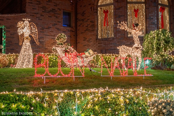 6. Сияющая надпись на лужайке этого дома гласит “Buon Natale”, что в переводе с итальянского означает «Счастливого Рождества».