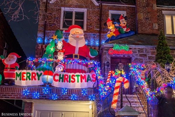 9. А здесь довольствовались более традиционными для Рождества украшениями.