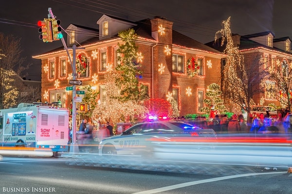 10. Фантастическая феерия огней привлекает целую толпу людей, поэтому полиция вынуждена блокировать движение автомобилей на главных улицах, чтобы позволить многочисленным зевакам свободно прогуливаться и осматривать дома.