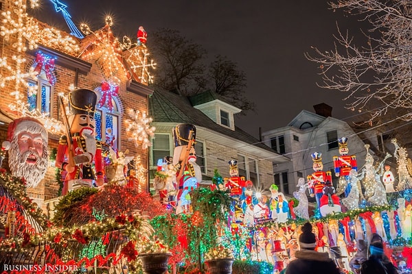 14. Каждый год они добавляют в украшение своего дома что-то новенькое. Семья Спата собрала уже приличную коллекцию! Вы только взгляните на голову гигантского Санты в левом углу!