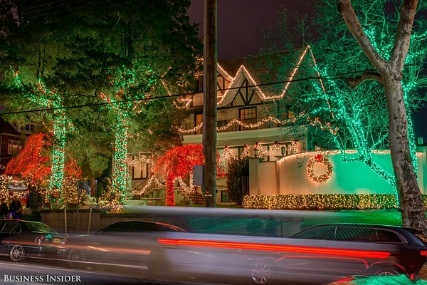 19. Многие семьи нанимают компании по декору, чтобы украсить свои дома. Такие услуги могут обходиться в тысячи долларов.