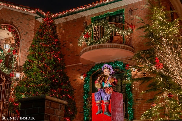 20. Украшенный фестонами и венками, с гирляндами на карнизах крыши, фасад этого дома охраняется праздничным шутом.