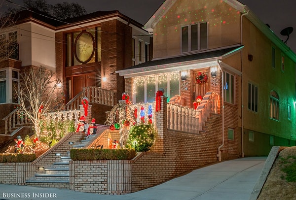 23. Эта великолепная инсталляция кажется несколько скромной по сравнению с соседними домами.