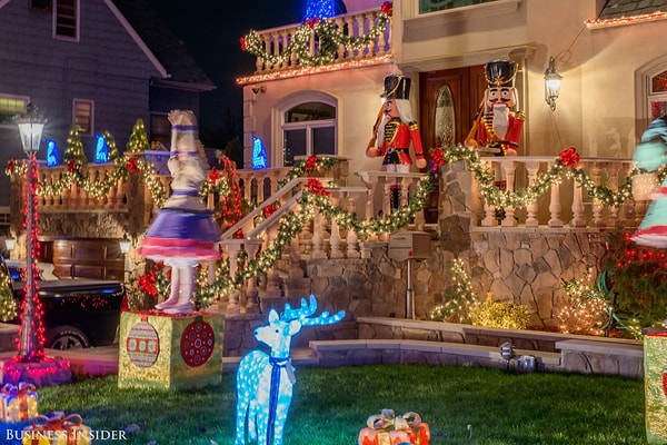 25. Здесь даже есть вращающиеся танцовщицы, исполняющие свои танцы под аккомпанемент рождественских мелодий.