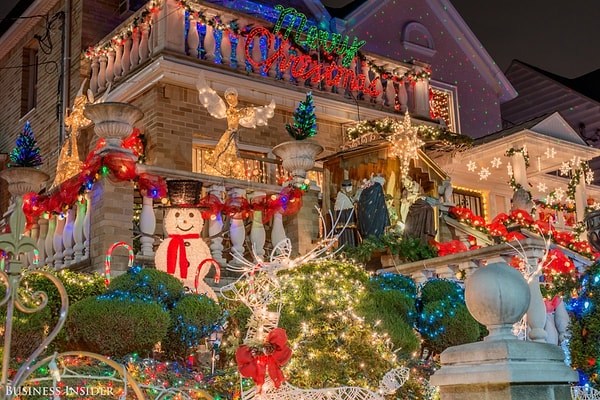 26. Для любителей экстравагантного искусства украшения дома и лужаек, или для тех, кто просто хочет зарядиться атмосферой праздника, Дайкер Хайтс – самое подходящее место.