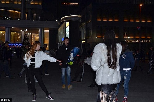 Молодой человек из Китая принял решение жениться на своей избраннице.