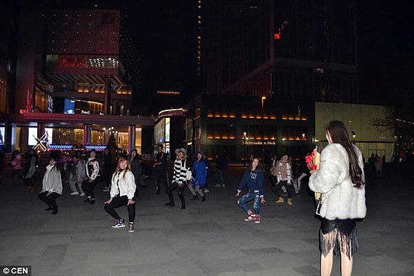 Вместо классического ужина для двоих парень пригласил танцоров, которые ожидали пару на одном из отрезков их пути домой.