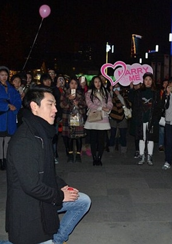 Надо отдать должное их справедливому гневу. Нельзя же вот так бросить парня и уйти!