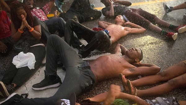 7. Жизни чернокожих важны (акция «Умирание»).