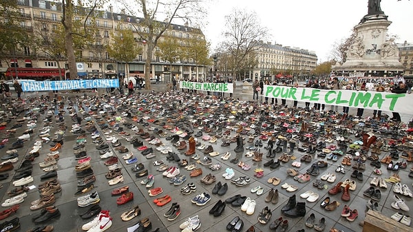 8. Оставленная обувь – акция в защиту климата.