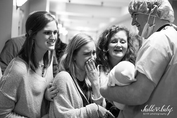 5. Новорожденный знакомится с членами своей семьи!