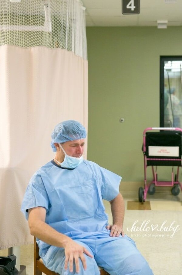 9. Будущий отец, присутствующий при родах, переживает напряженный момент.