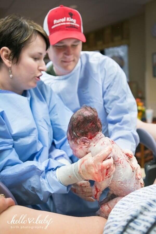 10. Отец в первый раз видит своего ребенка!