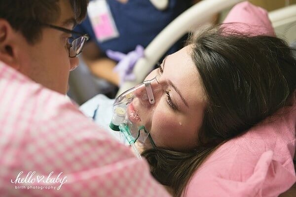 12. Муж, старающийся поддержать рожающую жену.