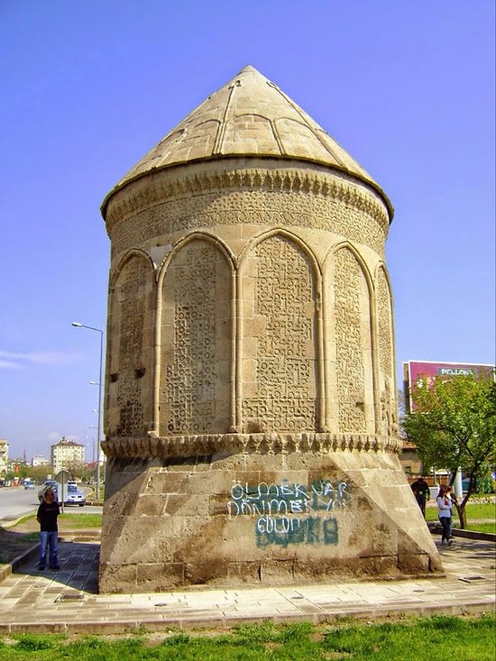 700 Yıllık Kümbetin Duvarına 'Ölmek Var Dönmek Yok Gülüm' Yazıldı!