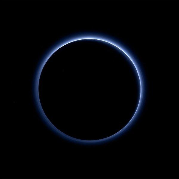 7. New Horizons (Yeni Ufuklar) uzay aracı tarafından görüntülenen Plüton'un atmosferindeki mavi pus.