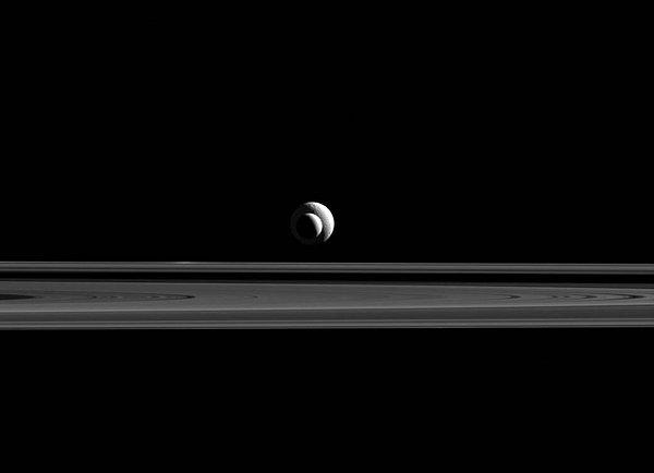 8. Cassini Uzay Aracı, Satürn'ün uydularından Enceladus ve Tethys'i aynı hizaya geldikleri sırada görüntülemiş. 12 Aralık 2015.