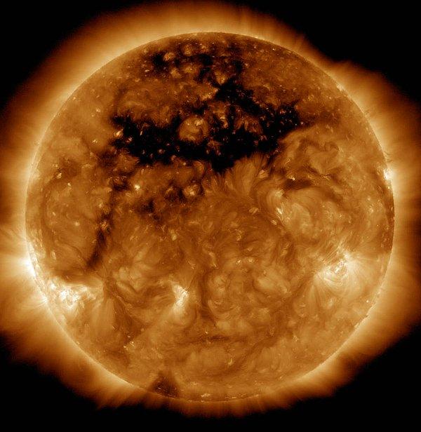 11. Güneş'in korona tabakasında yer alan, manyetik alanın uzaya açık olduğu ve koronal materyalin dışarıya saçıldığı delik (koyu renkli bölge). 10 Ekim 2015.