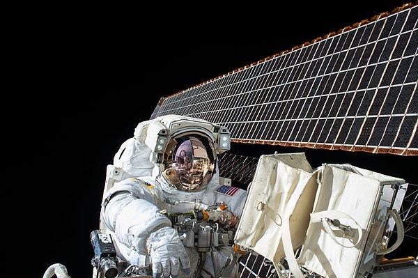 20. Meslektaşı Kjell Lindgren, astronot Scott Kelly'i Uluslararası Uzay İstasyonu dışındaki 8 saatlik uzay yürüyüşü sırasında görüntülemiş. 6 Kasım 2015.