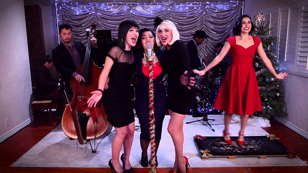 Şarkılara Vintage Havası Katarak Cover'layan Gruptan 'Last Christmas' Performansı