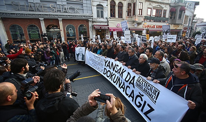 Gazetecilerden Gül ve Dündar'a Destek Eylemi