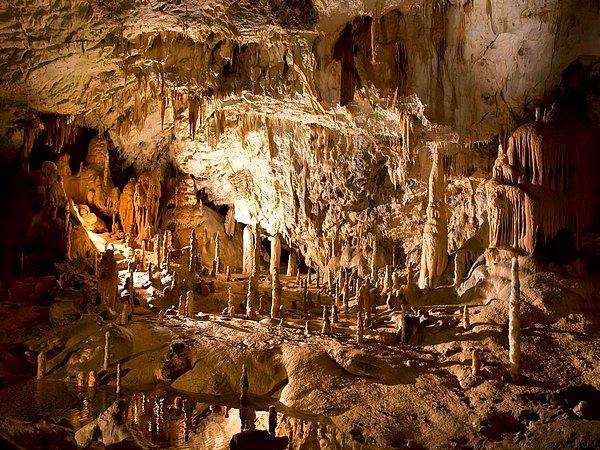 7. Slovenya'da bulunan Postojna Mağarası, etkileyici geçitleri, tünelleri ve galerileri bulunan ve içinde trenle gezilebilen bir mekan.