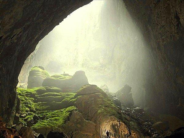 9. Vietnam'da bulunan Song Doong Mağarası, 90 metrelik genişliği, 100 metrelik derinliği ve 2 kilometreye yakın uzunluğuyla dünyanın en büyük mağarası olarak biliniyor.