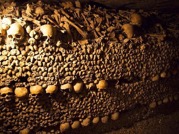 13. Paris, Fransa'da bulunan yeraltı mezarlıkları, 6 milyona yakın insan iskeleti barındıran bir tüneller ve mağaralar ağı. Ve aynı zamanda dünyanın en büyük toplu mezarlığı.