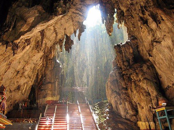14. Selangor, Malezya'da bulunan Batu Mağaraları, sıradışı tapınaklara ve Hindu tanrılarının resimlerine ev sahipliği yapıyor.