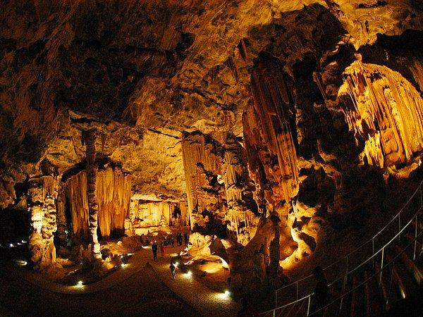 17. Oudtshoorn, Güney Afrika'da bulunan Cango Mağaraları, damlataşı mağaraları ile doğanın muhteşem sanatını gözler önüne seriyor.