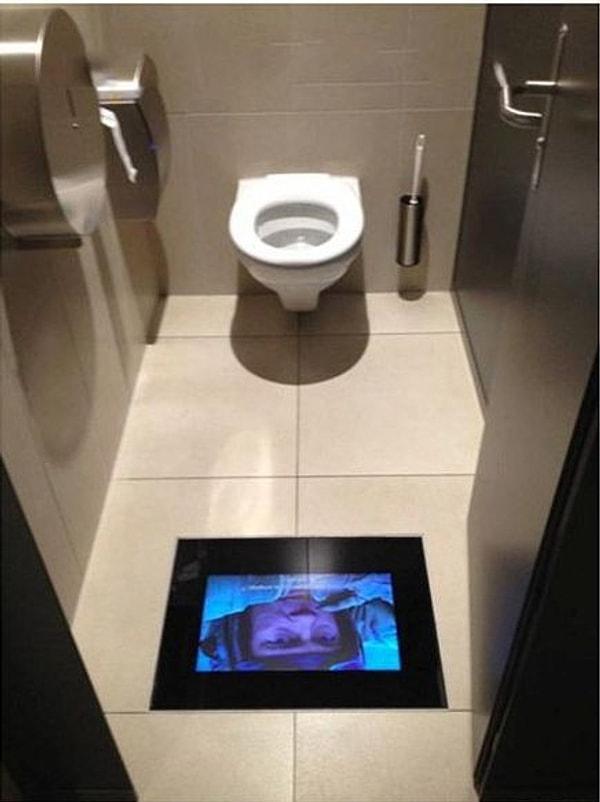 1. Hiçbir şey kaçırmamanız için sinema salonunun tuvaletine yerleştirilmiş bu ekran...