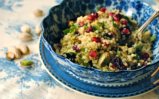5. Bulgur ile doyurucu bir salatayı narla tatlandırıp enfes bir ara öğün yapabilirsiniz