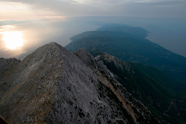 Athos, Poseidon'un gazabına uğrayanlardan biridir.