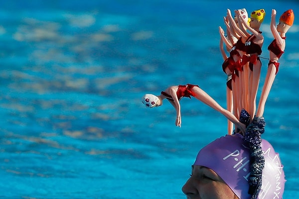 8. Вот такая незаурядная шапочка украшала голову пловчихи на чемпионате по зимнему плаванию в Великобритании, Лондоне.