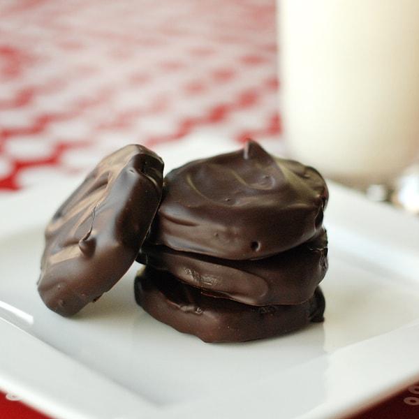 12. İçi çikolatalı bisküvi dışı da kıtır kıtır çikolata olan kurabiyelere ne dersiniz?