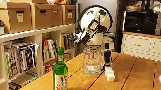 Artık Yalnız Değilsiniz: Alkol Masasında Size Sonuna Kadar Eşlik Eden Robot