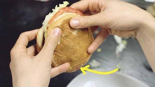 8. Hamburgerinizin içini yerde bırakmamak için bir kaç parmağa daha ihtiyacınız var.