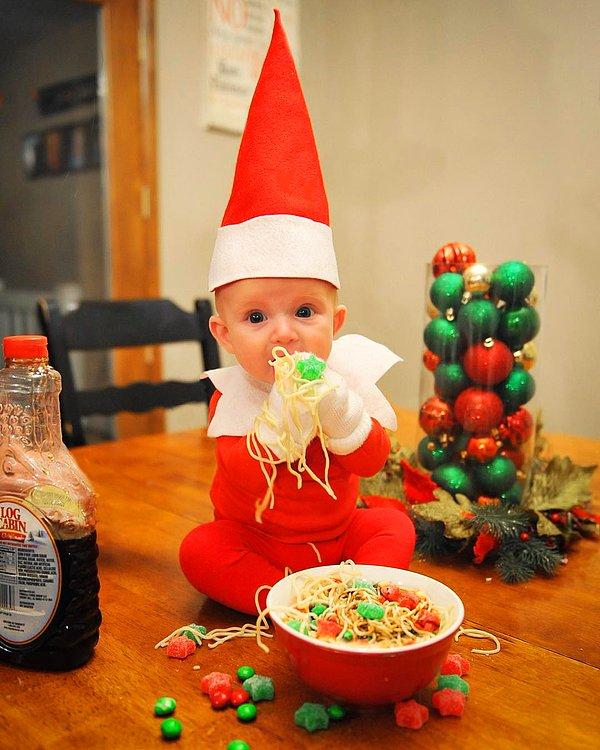 6 çocuk babası Alan Lawrence 4 aylık oğlu Rockwell'i dünyanın en minnoş elfi haline getirerek ''Elf on the Shelf'' adlı Noel geleneğinde çıtayı yükseltti.